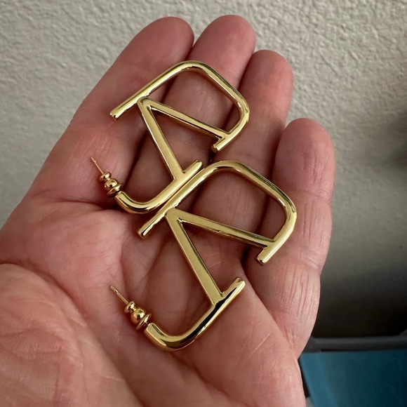 Larger size Luxury style V shaped rectangular hoop earrings hypoallergenic - Picture 5 of 6